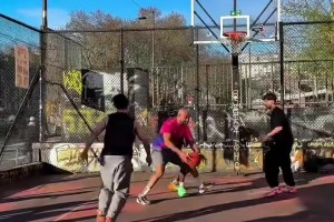 周杰伦想象中的自己是不是这样？一人拿球九人紧张