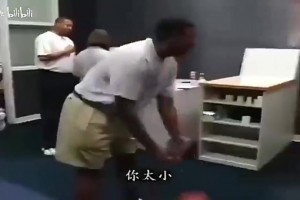 新秀姚明当年在火箭更衣室被调侃：现在你是在美国，我们都开下流玩笑